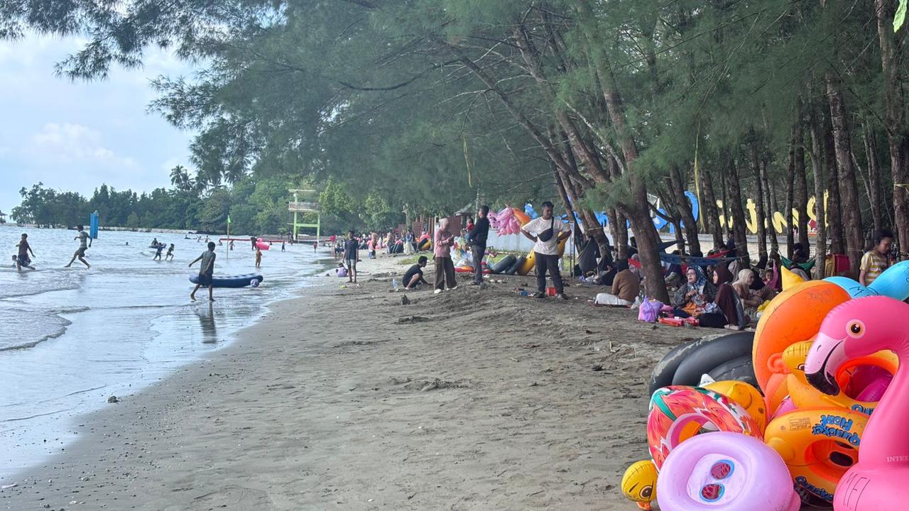 MEMBLUDAK: Pantai Gedambaan Kotabaru menjadi destinasi favorit yang dikunjungi wisatawan saat libur Lebaran. 