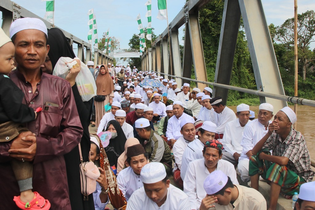 BANJAR MEMBLUDAK: Lonjakan jemaah pada Haul ke-219 Syekh Muhammad Arsyad al-Banjari tahun lalu, mendorong panitia meningkatkan kapasitas konsumsi.