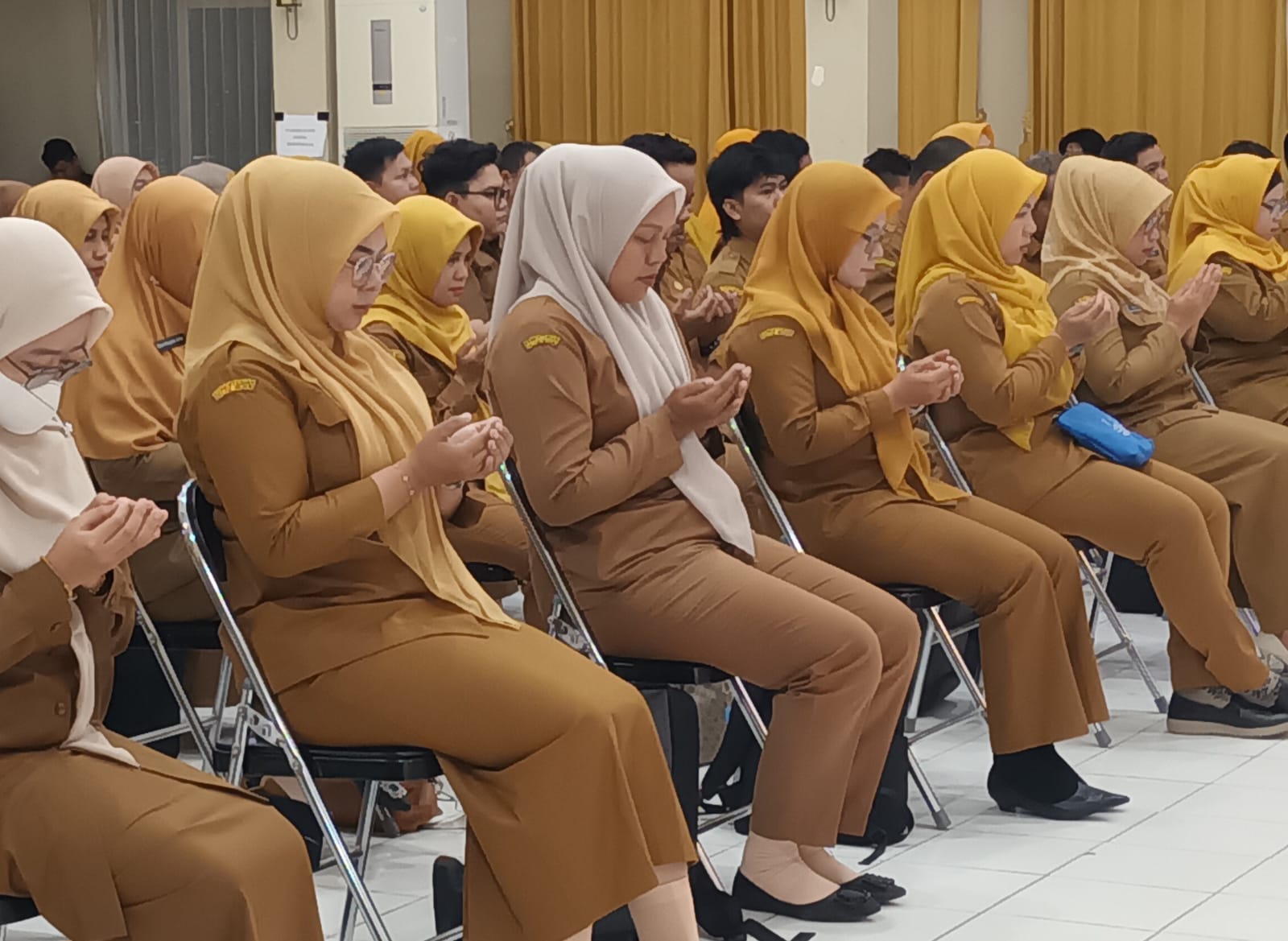 KUMPUL DI KANTOR : Para ASN Pemkab Tabalong berdoa dalam sebuah acara.