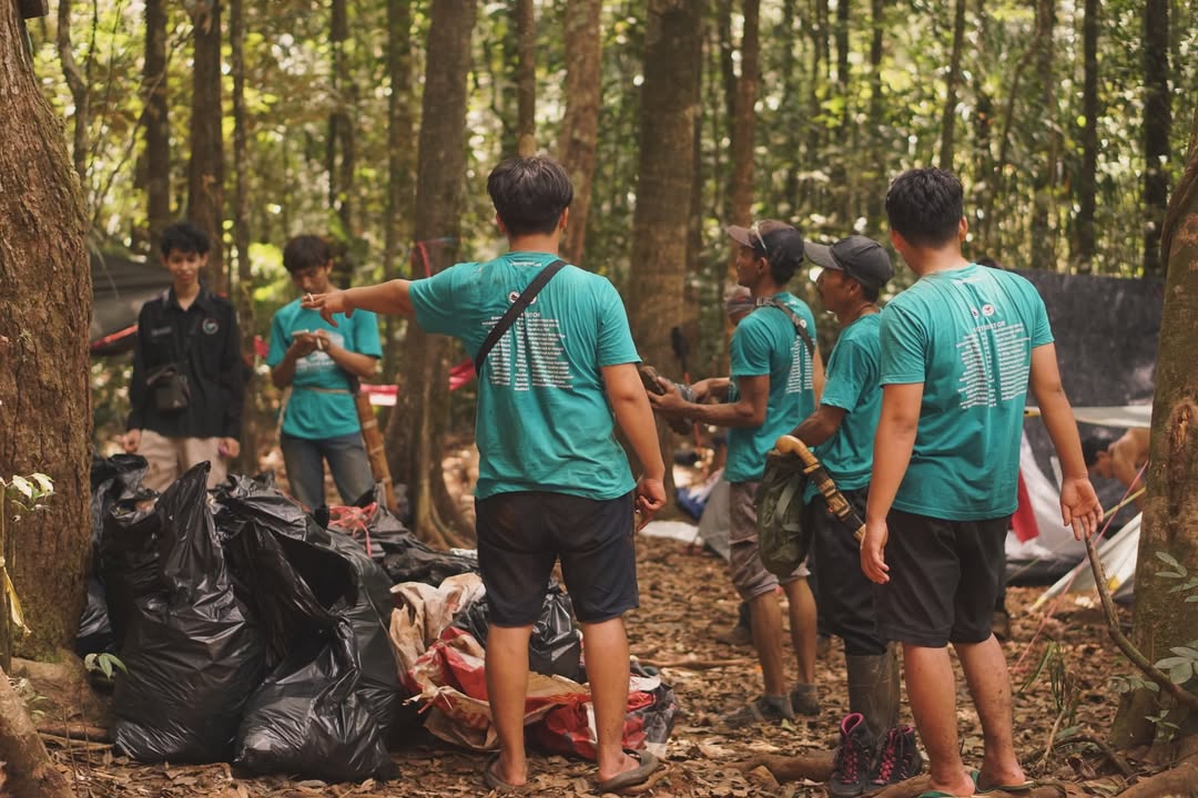 SAPU BERSIH: Anggota Pokdarwis Kahung Raya membersihkan sampah sisa logistik pendaki di kawasan Gunung Kahung, Kabupaten Banjar.