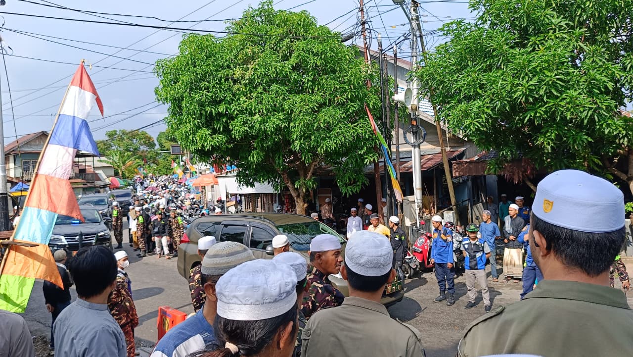 REKAYASA LALU LINTAS: Petugas kepolisian menyiapkan skema pengalihan arus kendaraan menjelang Haul Datu Kelampayan di Martapura. Sejumlah titik persimpangan jalan ditutup mengurai kepadatan jemaah.