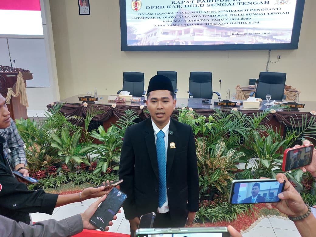 WAWANCARA: Anggota DPRD HST Rusmaini Hadi wawancara dengan awak media setelah pelantikan.