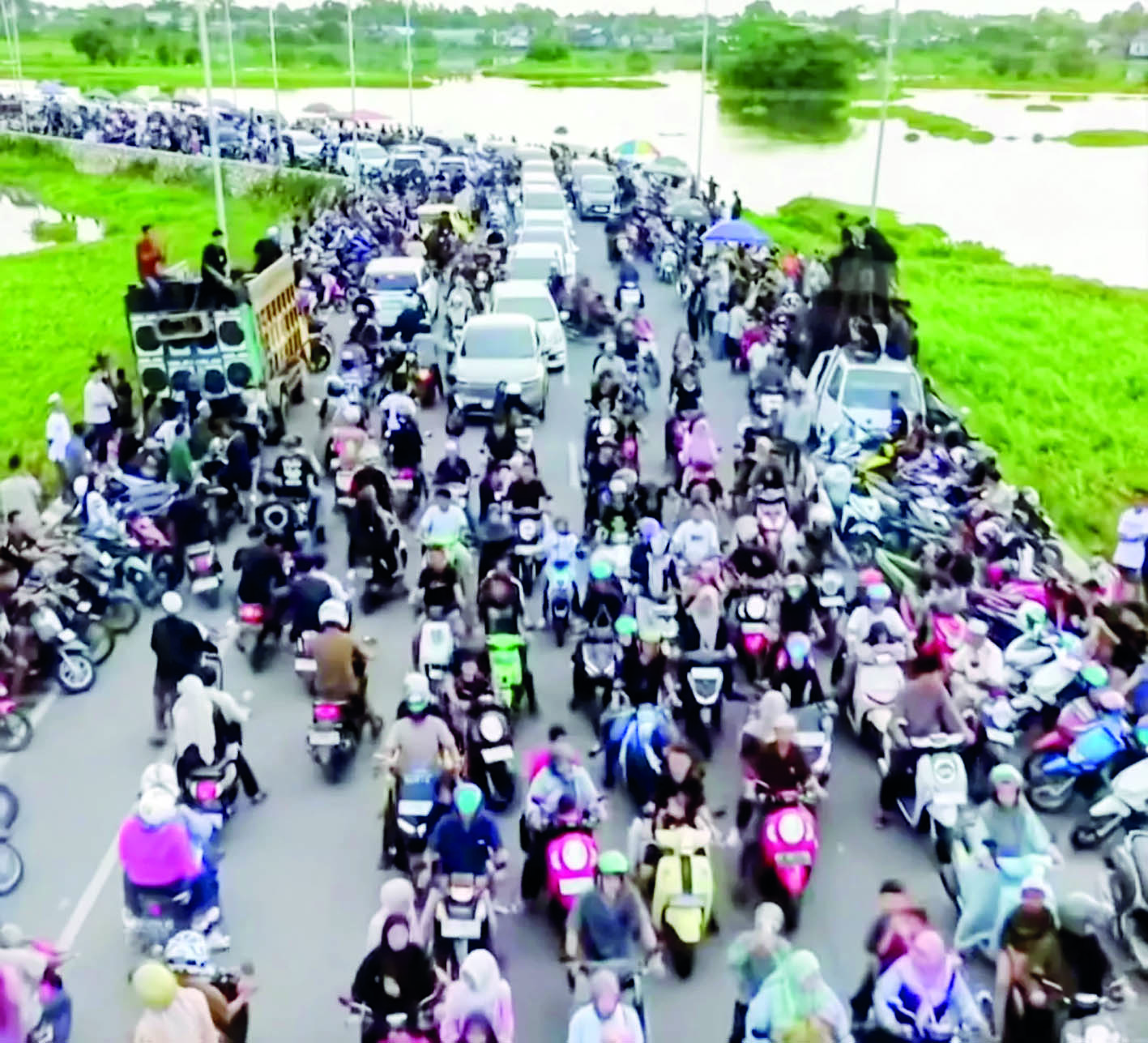RAMAI: Warga memadati Jalan By-pass Amuntai untuk menikmati suasana libur Lebaran dengan latar hamparan rawa yang indah. 