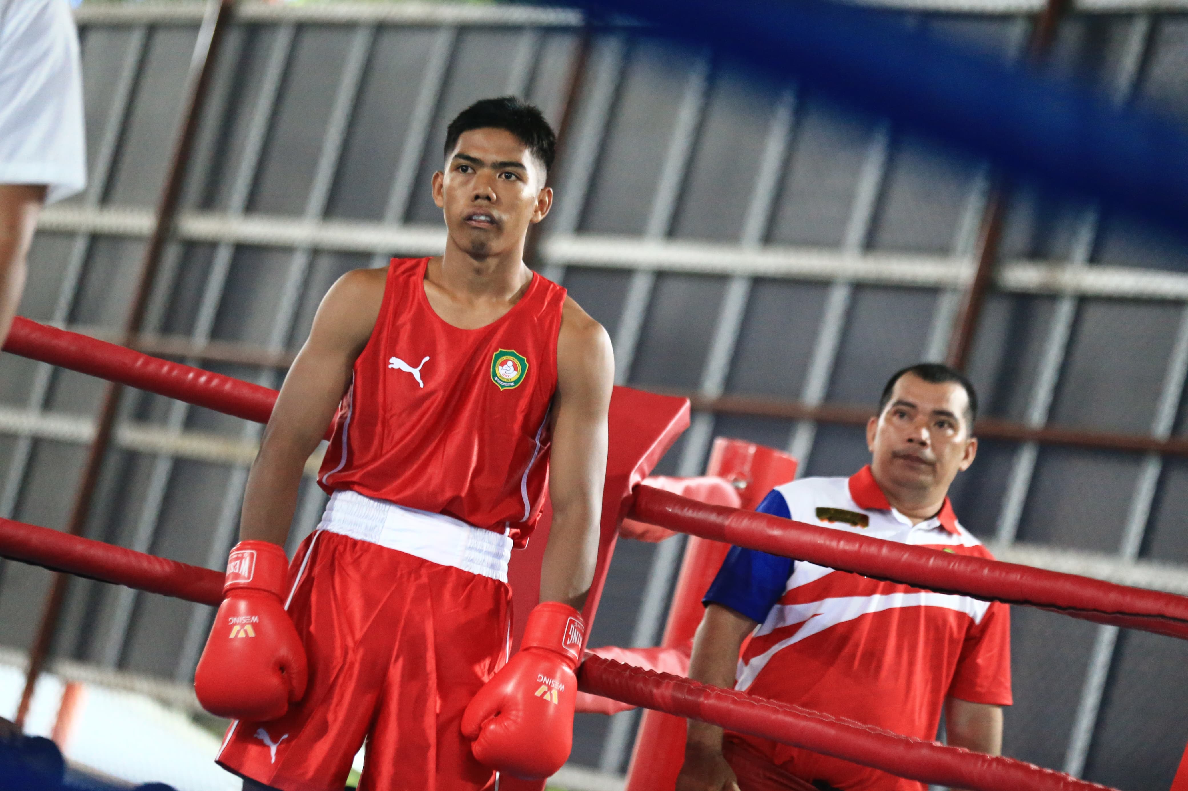 LATIHAN: Atlet tinju Banjarmasin menjalani sesi latihan di bawah arahan pelatih Arbain. (Foto: M Idris Jian Sidik)