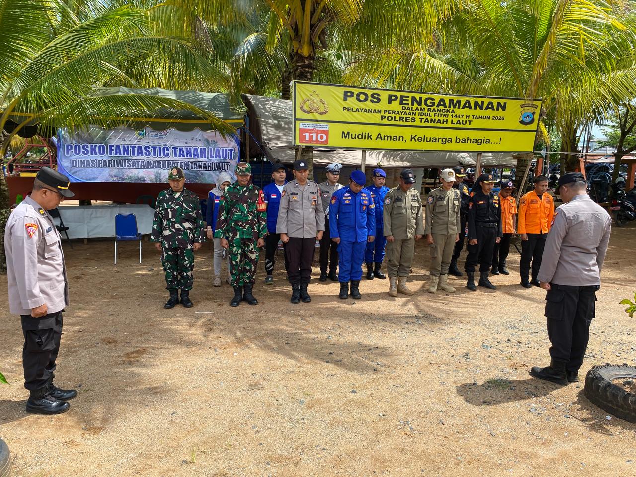APEL: Personel gabungan dari TNI-Polri dan pihak terkait melakukan apel di Pos Pengamanan sebelum kegiatan dimulai. (Foto: Humas Polres Tala untuk Radar Banjarmasin)