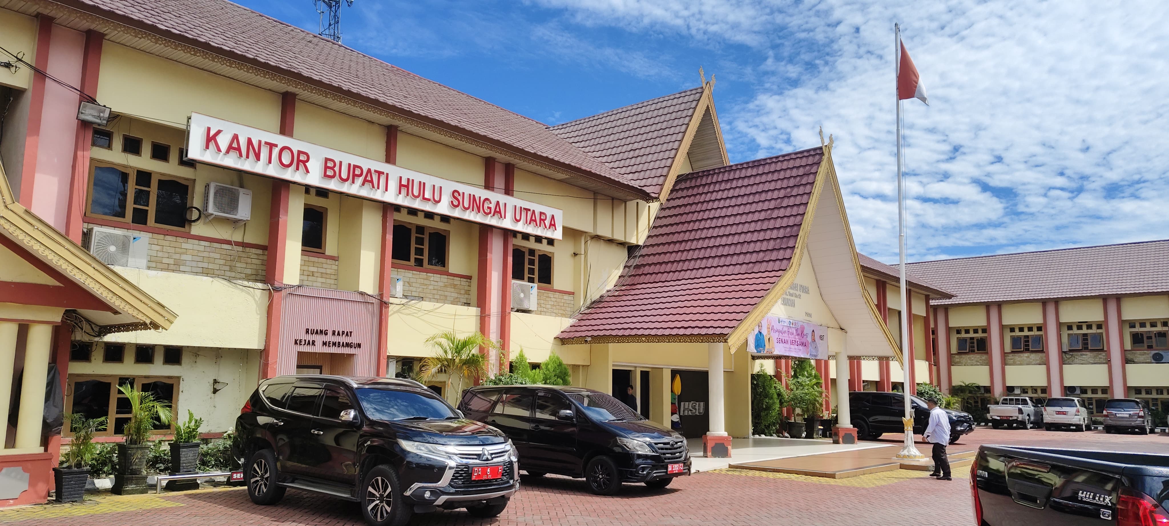 PERKANTORAN: Aktivitas pegawai berjalan seperti biasa di Kantor Bupati Kabupaten Hulu Sungai Utara. (Foto: M.Akbar/Radar Banjarmasin) 