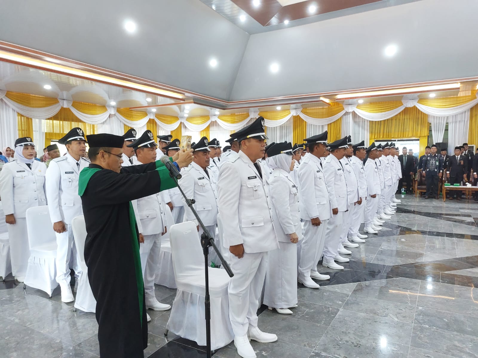 PELANTIKAN: Kepala Desa di Tala saat menjalani pelantikan dan pengukuhan di Balairung Tuntung Pandang Pelaihari pada 2024 lalu. (Foto: Dok Radar Banjarmasin)