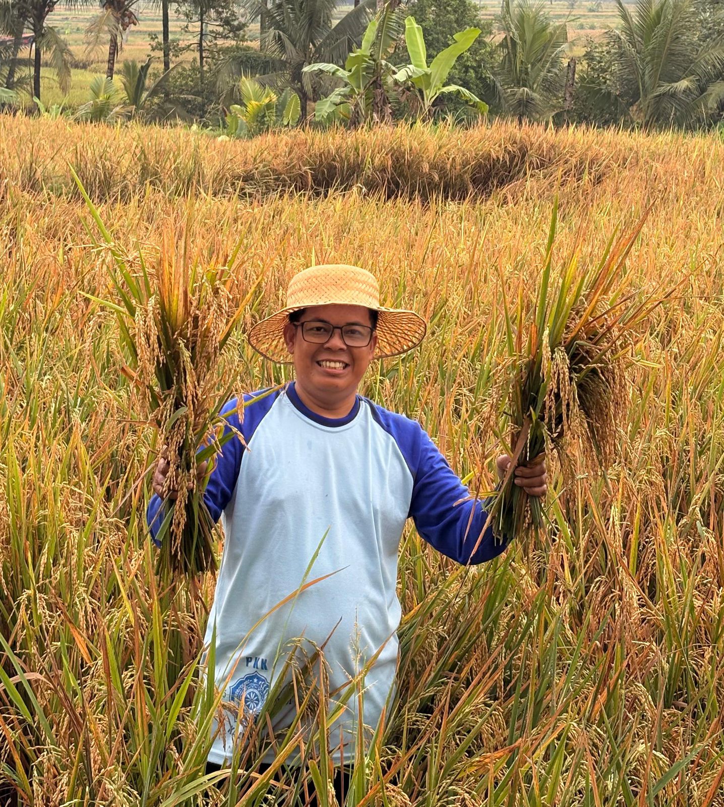 SENANG:Rahmad, Anggota DPRD Fraksi PAN Kotabaru saat berada di kampung halamannya di Pulau Jawa.