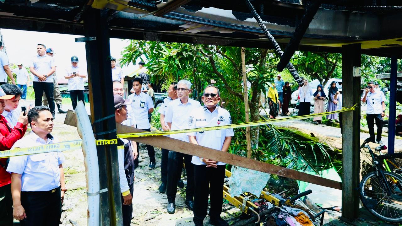 MOMEN:Bupati dan Wakil Bupati Kabupaten HSU, H Sahrujani dan Hero Setiawan melihat puing-puing rumah warga yang terbakar di Desa Sungai Namang, Kecamatan Danau Panggang, Rabu (25/3/2026).  