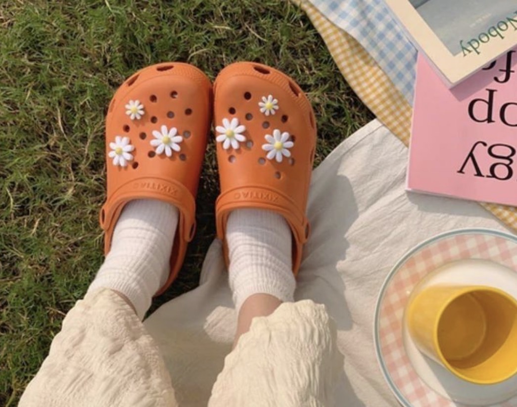 STYLISH: Tampil catchy pakai clogs bisa dengan memadukan berbagai busana. (Foto: Freepik)