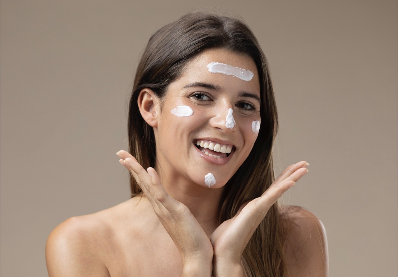 TIDAK COCOK: Tak semua brand sunscreen cocok di wajah, untuk tipe kulit tertentu memang wajib picky. (Foto: Freepik)