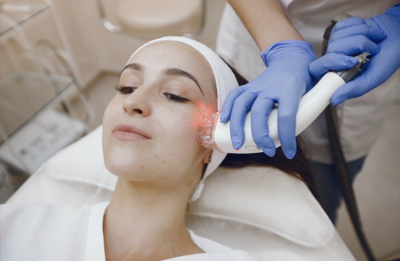 LASER: Perawatan menggunakan laser adalah salah satu prosedur klinik kecantikan untuk kasus kulit bopeng. (Foto: Freepik)