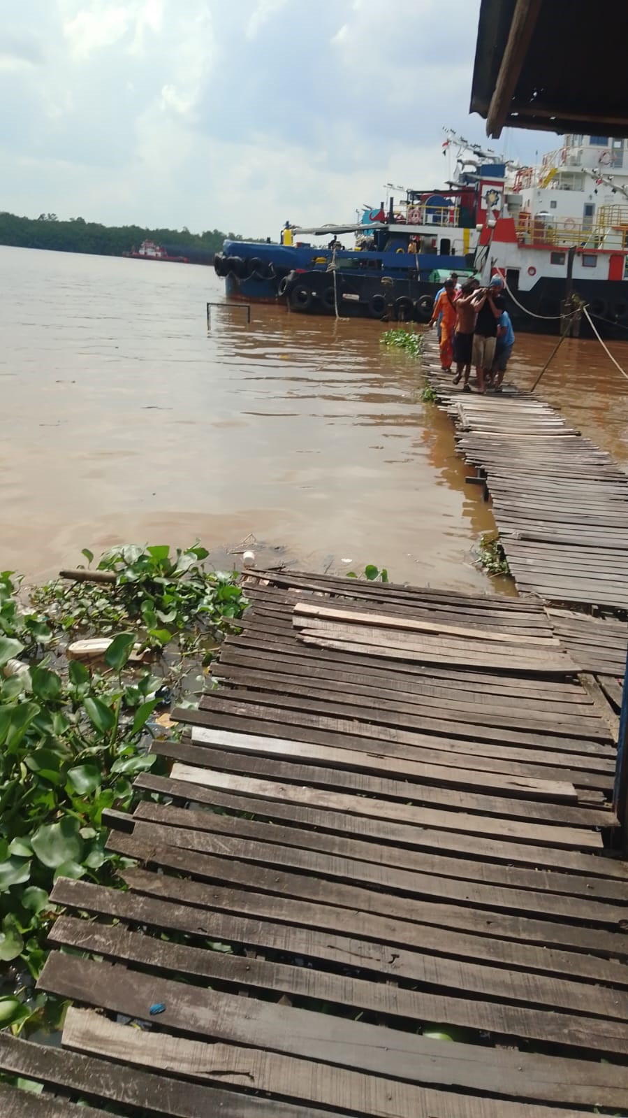 EVAKUASI: Relawan saat mengevakuasi Kkairul Anwar di perairan Sungai Barito.