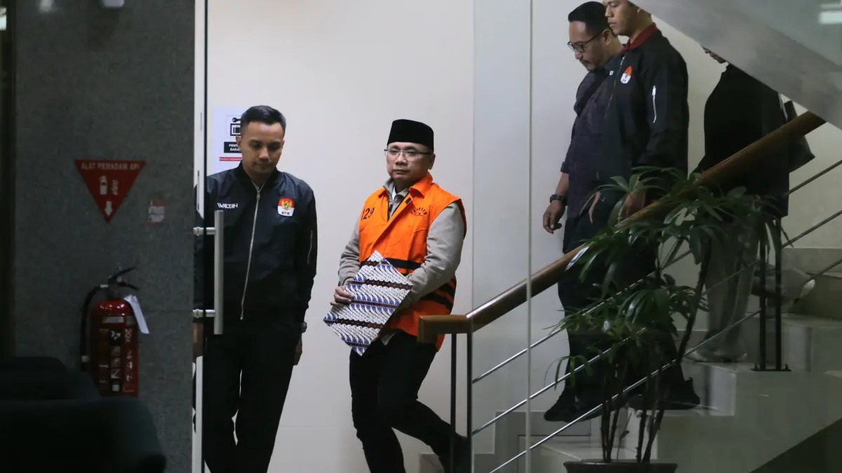 DITAHAN: Tersangka kasus dugaan korupsi kuota haji dan penyelenggaraan ibadah haji, Yaqut Cholil Qoumas mengenakan rompi tahanan usai menjalani pemeriksaan di Gedung Merah Putih KPK, Jakarta.