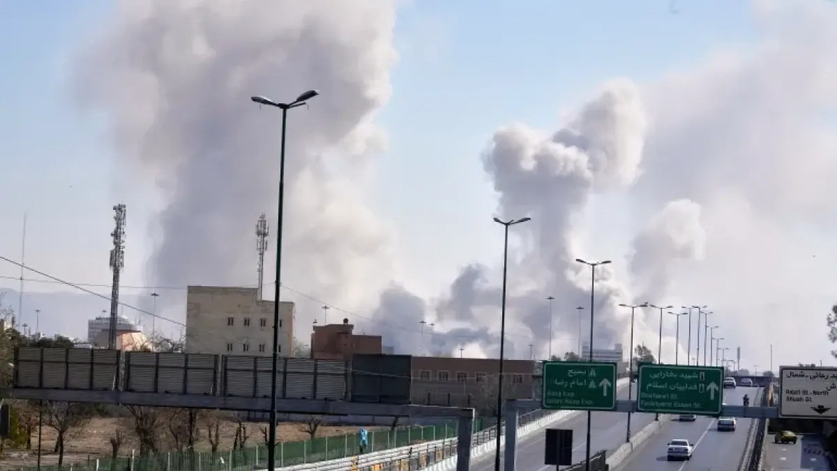 GEJOLAK: Gumpalan asap membumbung saat serangan menghantam Teheran pada Kamis, 5 Maret 2026 di tengah perang AS-Israel terhadap Iran. (Vahid Salemi/AP)