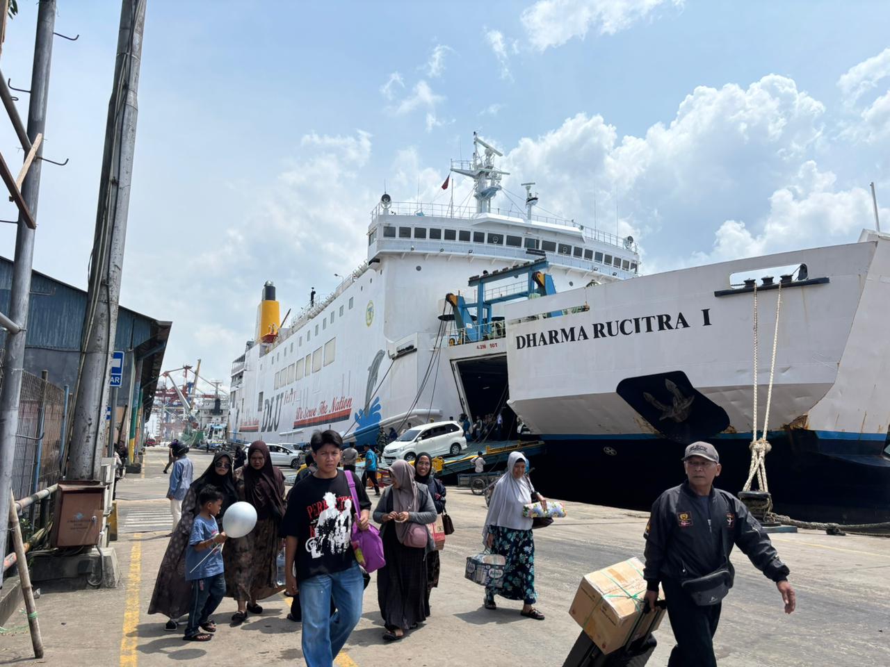 PERDANA: Kapal Dharma Rucitra I bersandar di Pelabuhan Trisakti Banjarmasin membawa penumpang arus balik lebaran. 