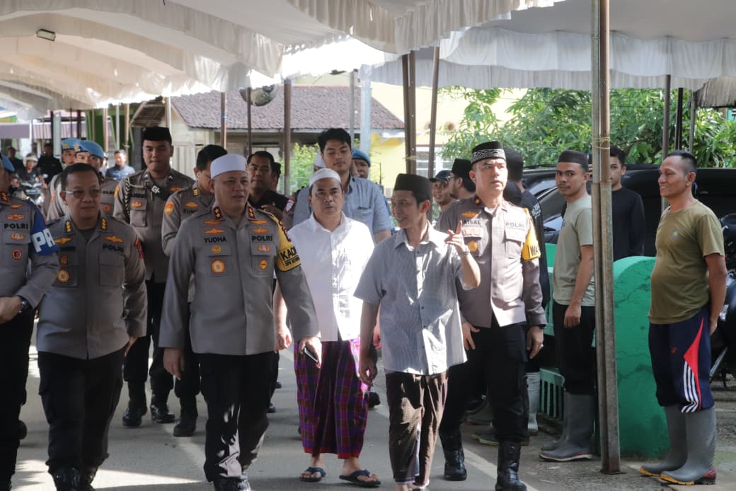 SIAGA HAUL - Kapolda Kalimantan Selatan, Irjen Pol Rosyanto Yudha Hermawan melakukan kunjungan memastikan pengamanan Haul Datu Kelampayan di Martapura.
