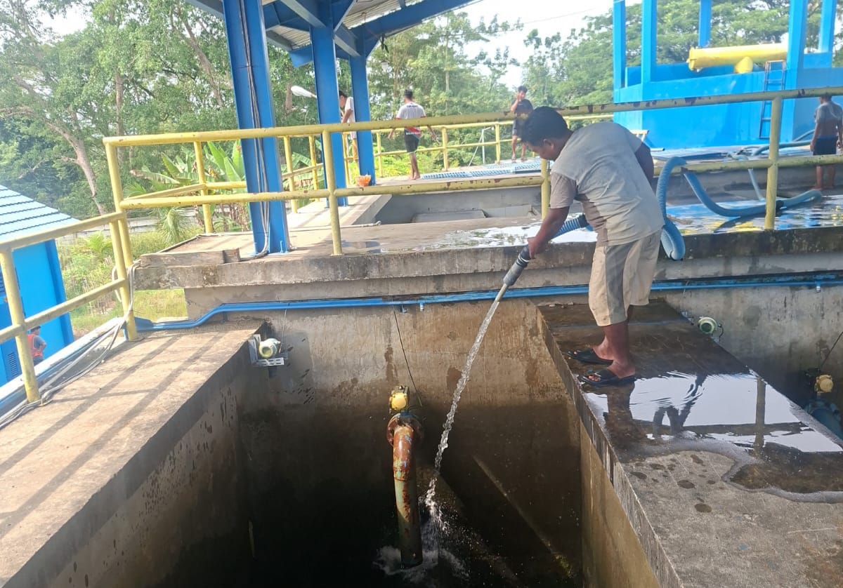 Petugas PT AMML sedang melakukan pencucian instalasi untuk menjaga kualitas air.   