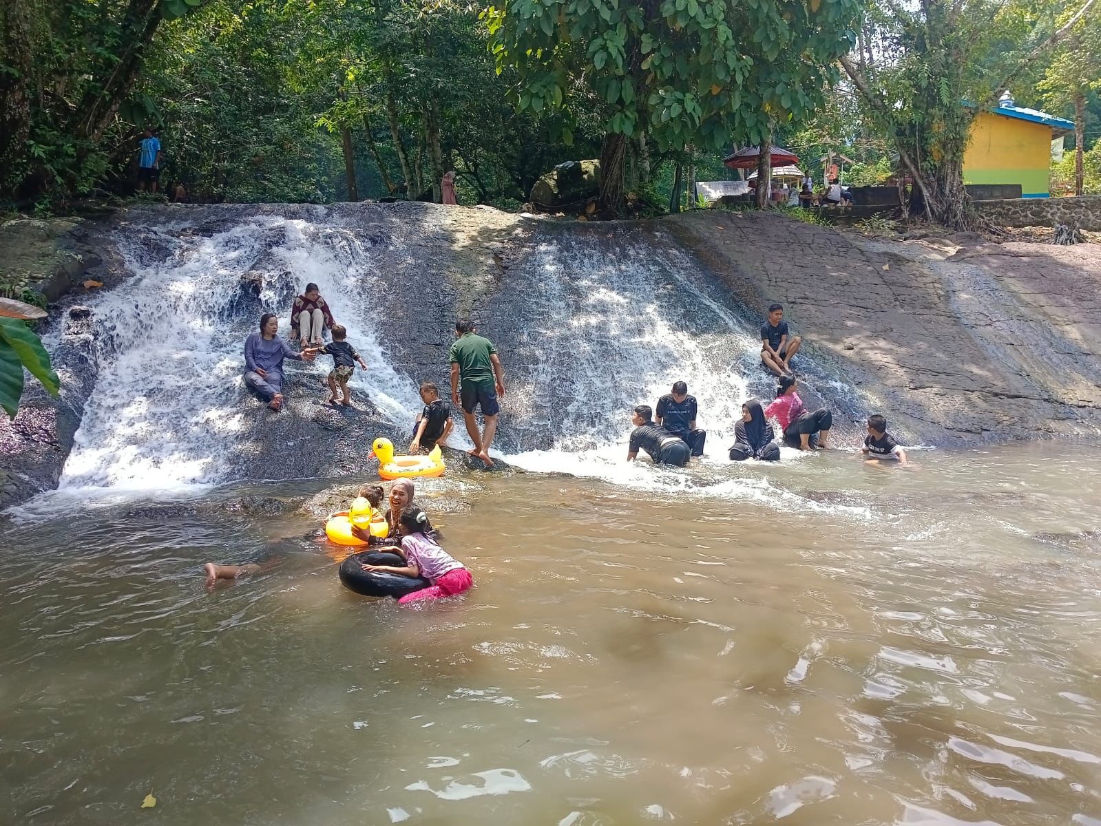 KEREN: Suasana liburan masyarakat di salah satu tempat wisata di Kotabaru.