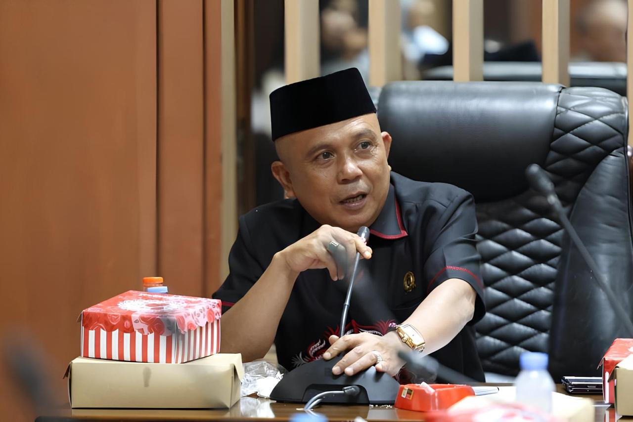 TEGURAN: Ketua BK DPRD Abdul Rahim saat mengikuti agenda DPRD Tanah Bumbu, Batulicin.