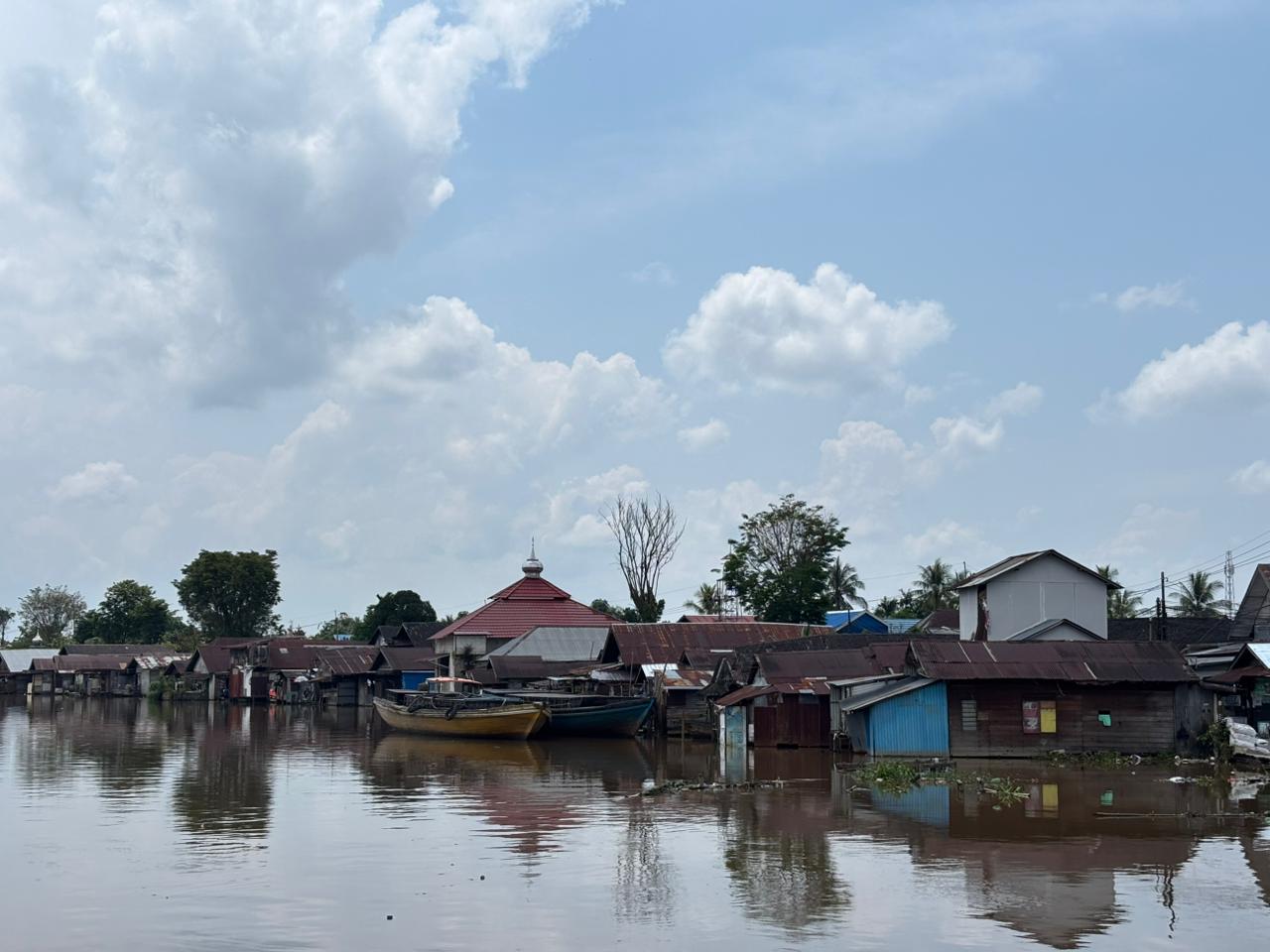 PINGGIR SUNGAI: Salah satu kawasan bangunan sempadan Sungai Kuin di Banjarmasin Utara.