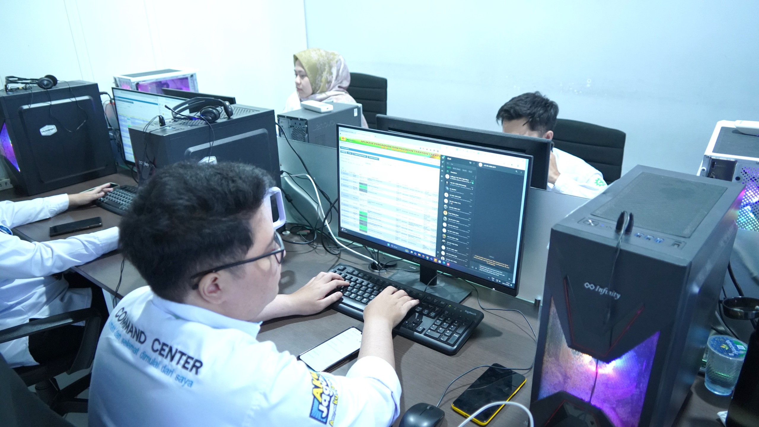STAND BY:Tidak hanya Control Center, petugas Command Center PLN UID Kalselteng juga berjaga 24 jam menjawab dan memberikan solusi masalah kelistrikan pelanggan yang masuk melalui Aplikasi PLN Mobile. 