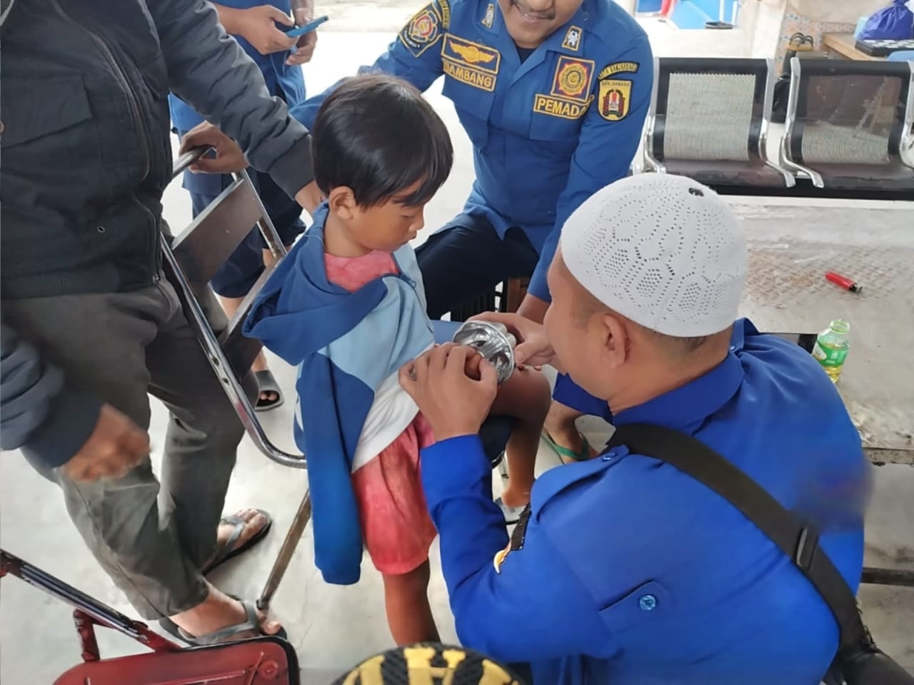 EVAKUASI: Damkar Banjarbaru saat menyelamatkan jari anak yang terjepit cetakan kue. 