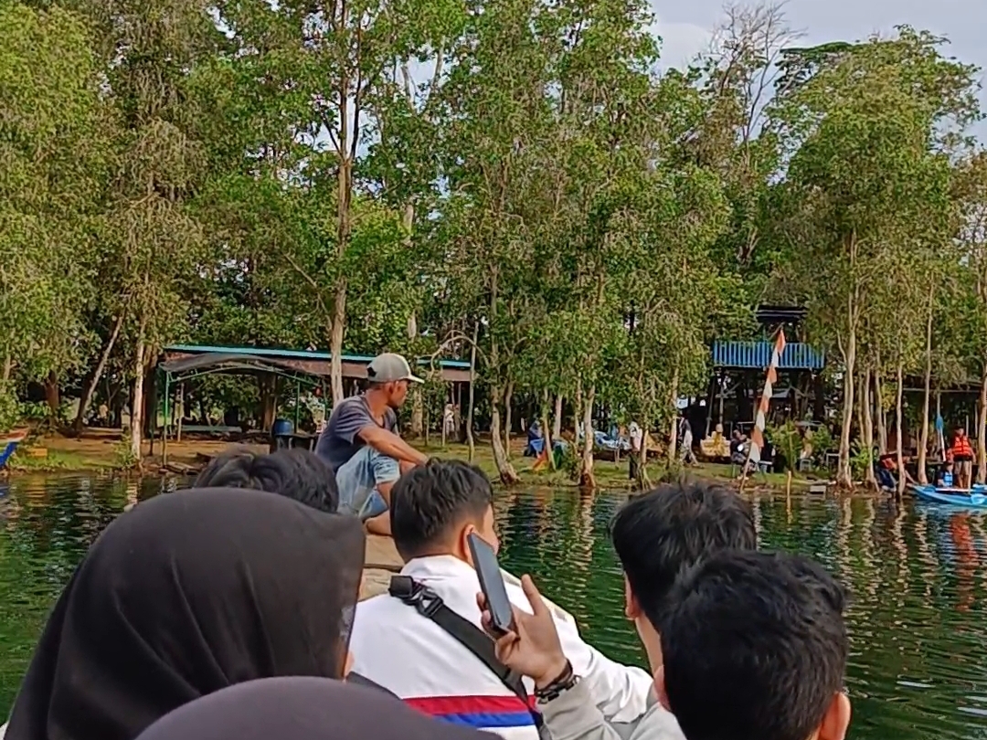 RAMAI: Suasana di Danau Seran, salah satu tempat wisata di Banjarbaru yang ramai saat libur Lebaran. 