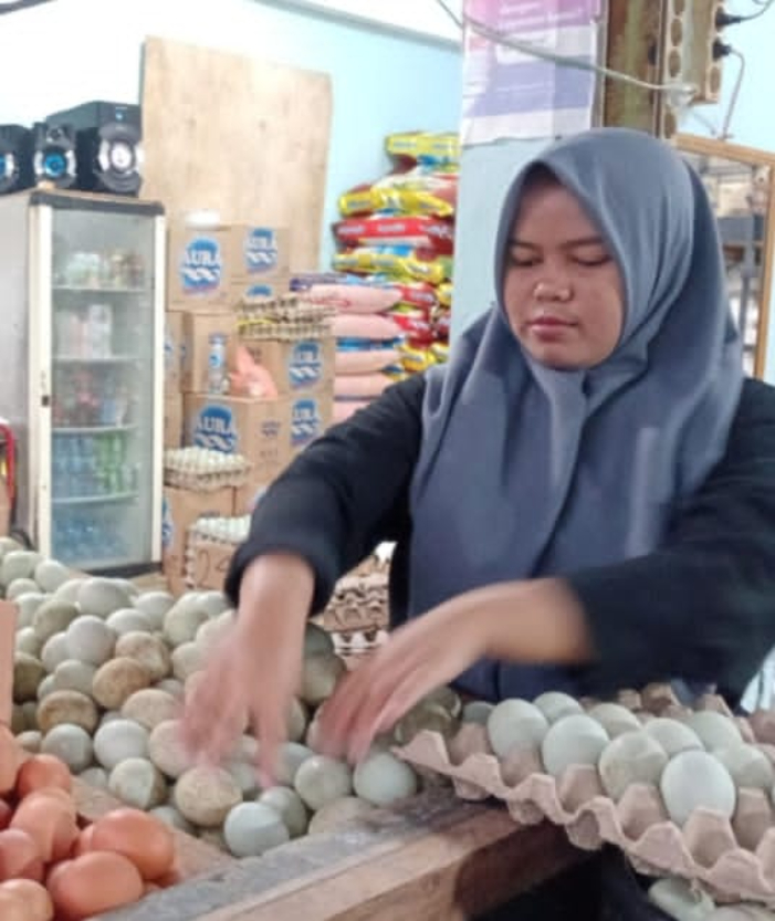 PASOKAN MINIM: Harga telur ayam dan itik di pasaran Kota Banjarmasin belum ada penurunan pasca Ramadan dan Lebaran. 