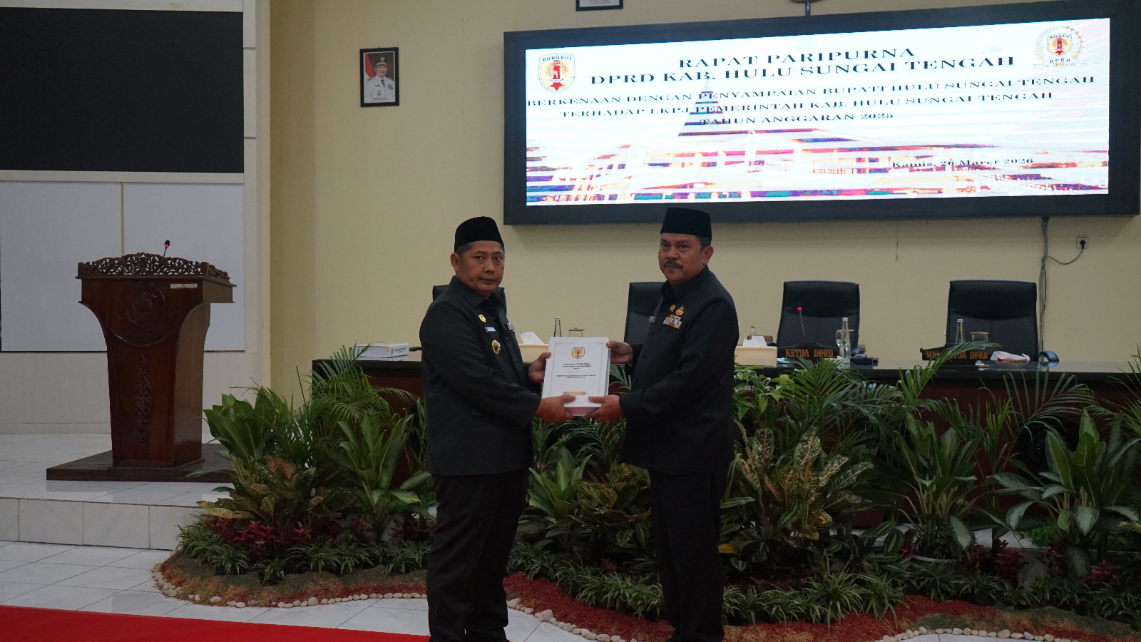 PENYAMPAIAN:Bupati Kabupaten HST, Samsul Rizal menyerahkan LKPJ APBD Tahun 2025 dalam Rapat Paripurna di DPRD Kabupaten HST, Kamis (26/3/2026).