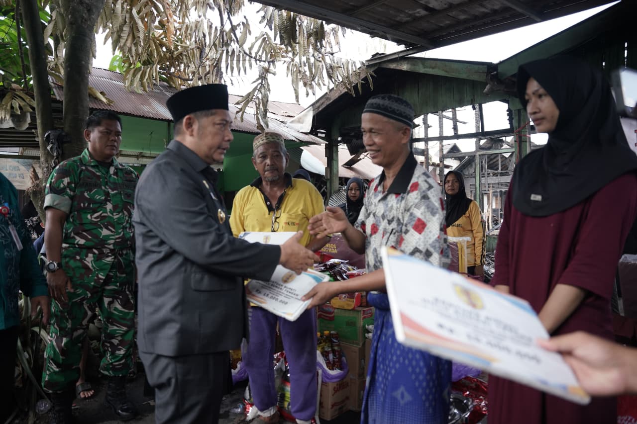 BANTUAN:Bupati Kabupaten HST menyerahkan bantuan untuk korban kebakaran di Jalan Mualimin, Kelurahan Barabai Darat, Kamis (26/3/2026).