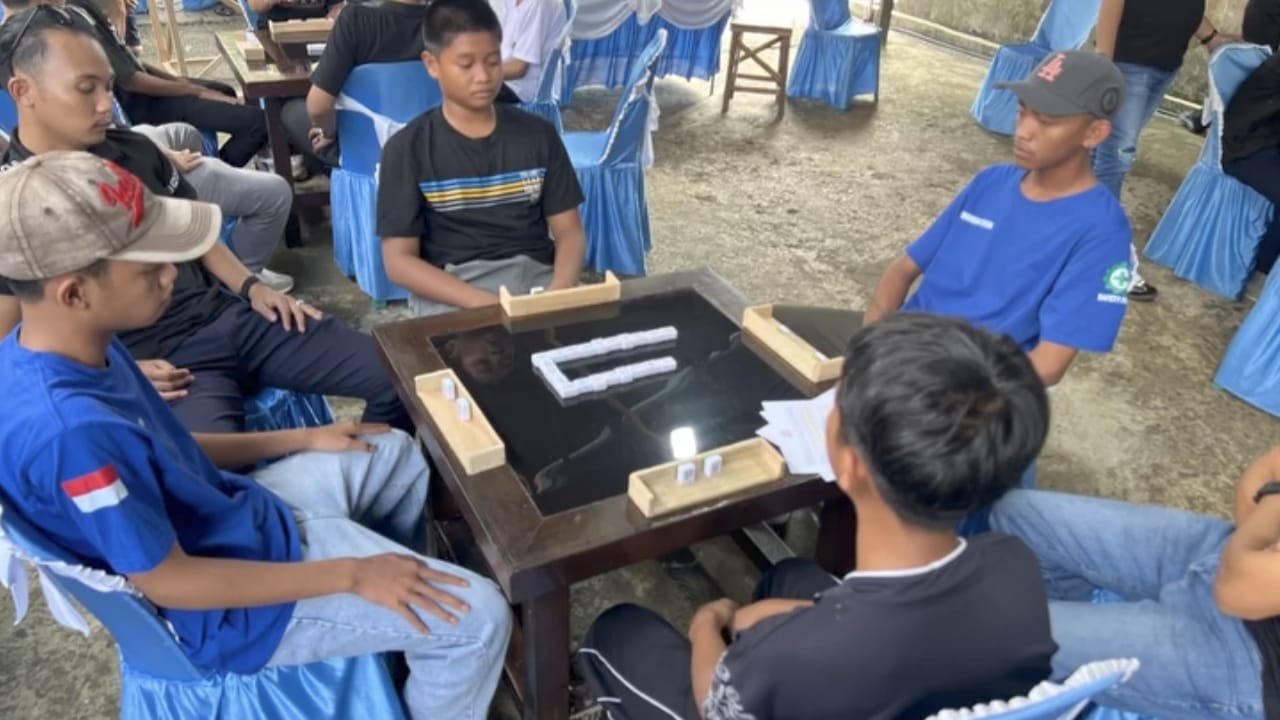 DOMINO: Sejumlah peserta bertanding pada turnamen Kejurcab ORADO Tanah Bumbu di Bangku Tengah, Simpang Empat. (Foto: ORADO Tanah Bumbu)