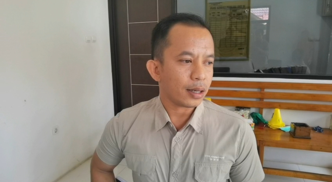 BERI KETERANGAN: Kanit PPA Polres Tapin, IPDA Jossia Nopindo, saat dikonfirmasi oleh awak media Tapin. Foto Rasidi Fadli