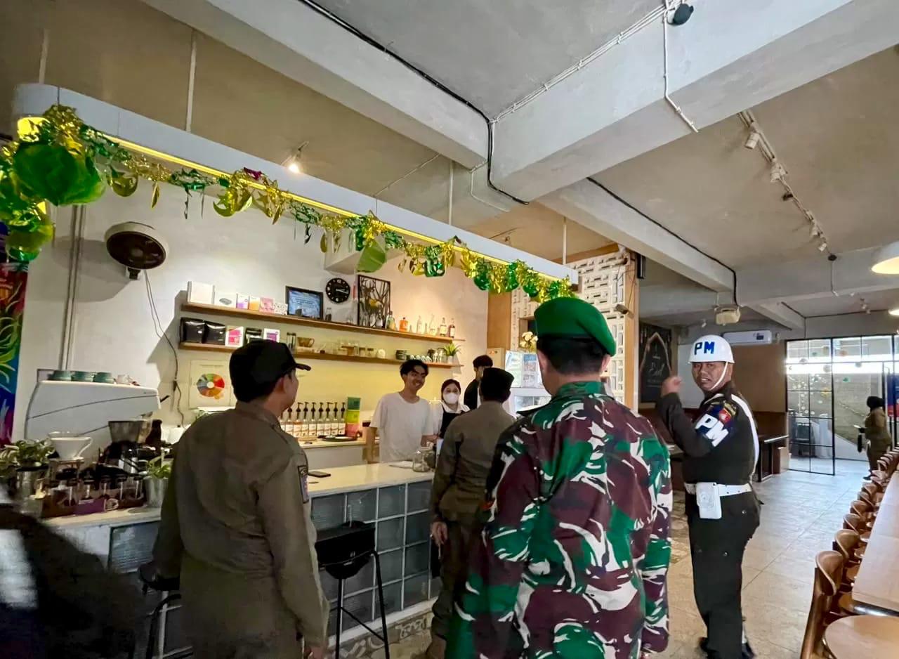 salah satu kafe yang melanggar Perda Ramadan karena tetap buka dan melayani makan di tempat pada siang hari pada Ramadan 1447 H. (Dok Radar Banjarmasin)