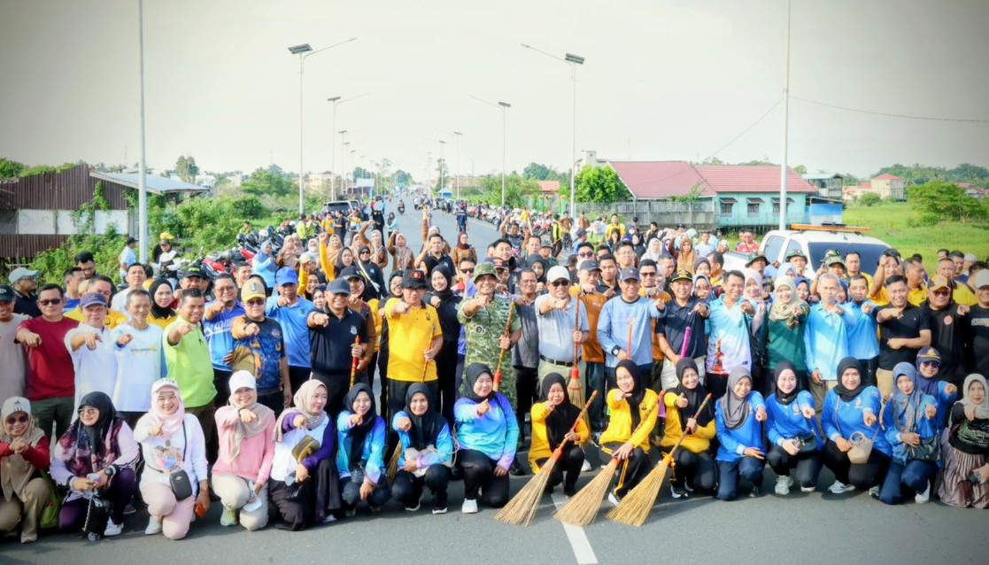 AKSI: Bupati HSU Sahrujani bersama Forkopimda, ASN, dan aparat desa mengikuti kegiatan Gerakan ASRI (Jumat Bersih) di Jalan H. Fakhruddin, Amuntai Utara, Jumat (27/3). (Foto: M.Akbar/Radar Banjarmasin