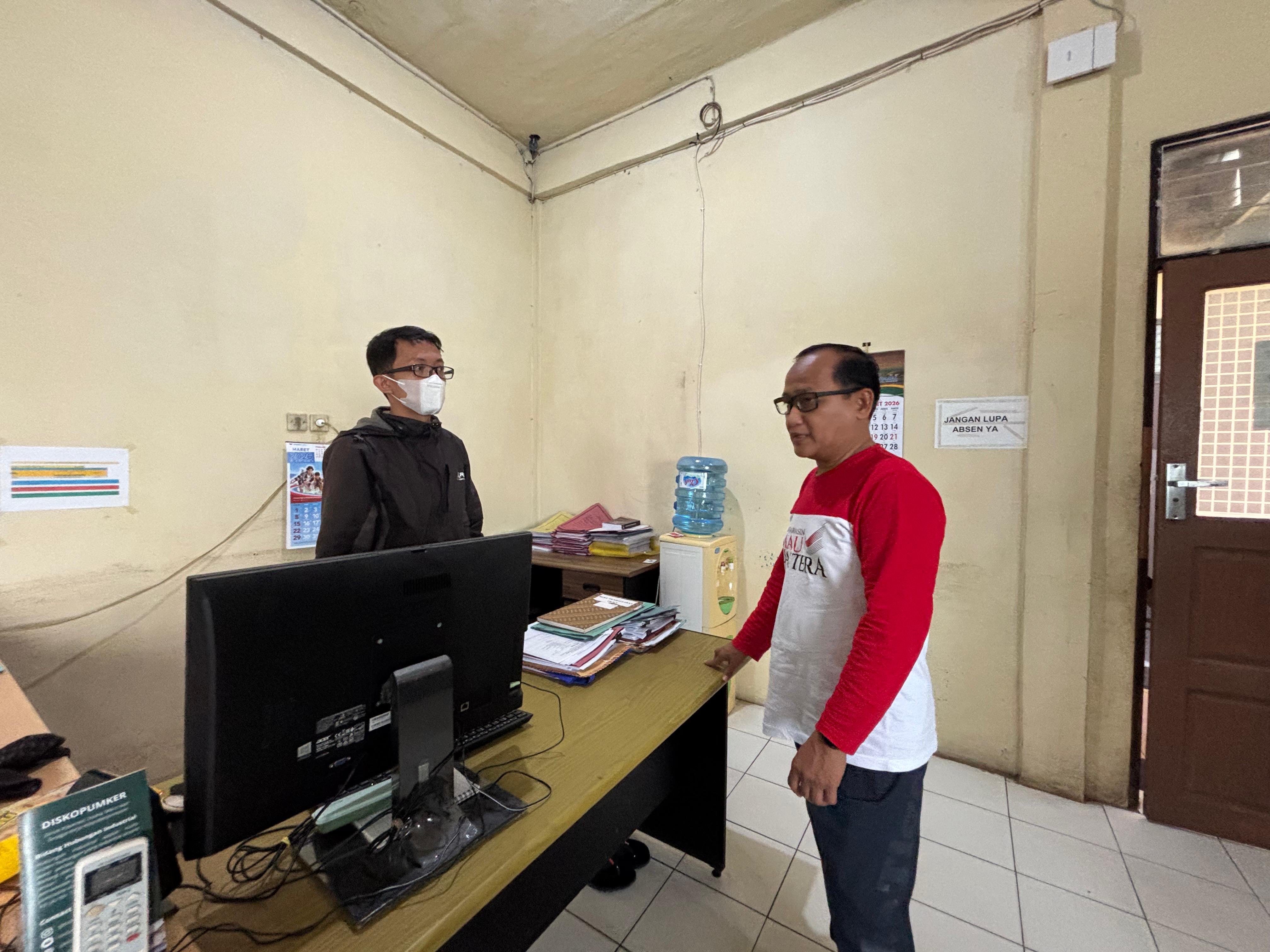Kadiskopumker Banjarmasin, Machli Riyadi memantau langsung Posko Pengaduan THR di hari terakhir buka. (Zulvan Rahmatan/Radar Banjarmasin)