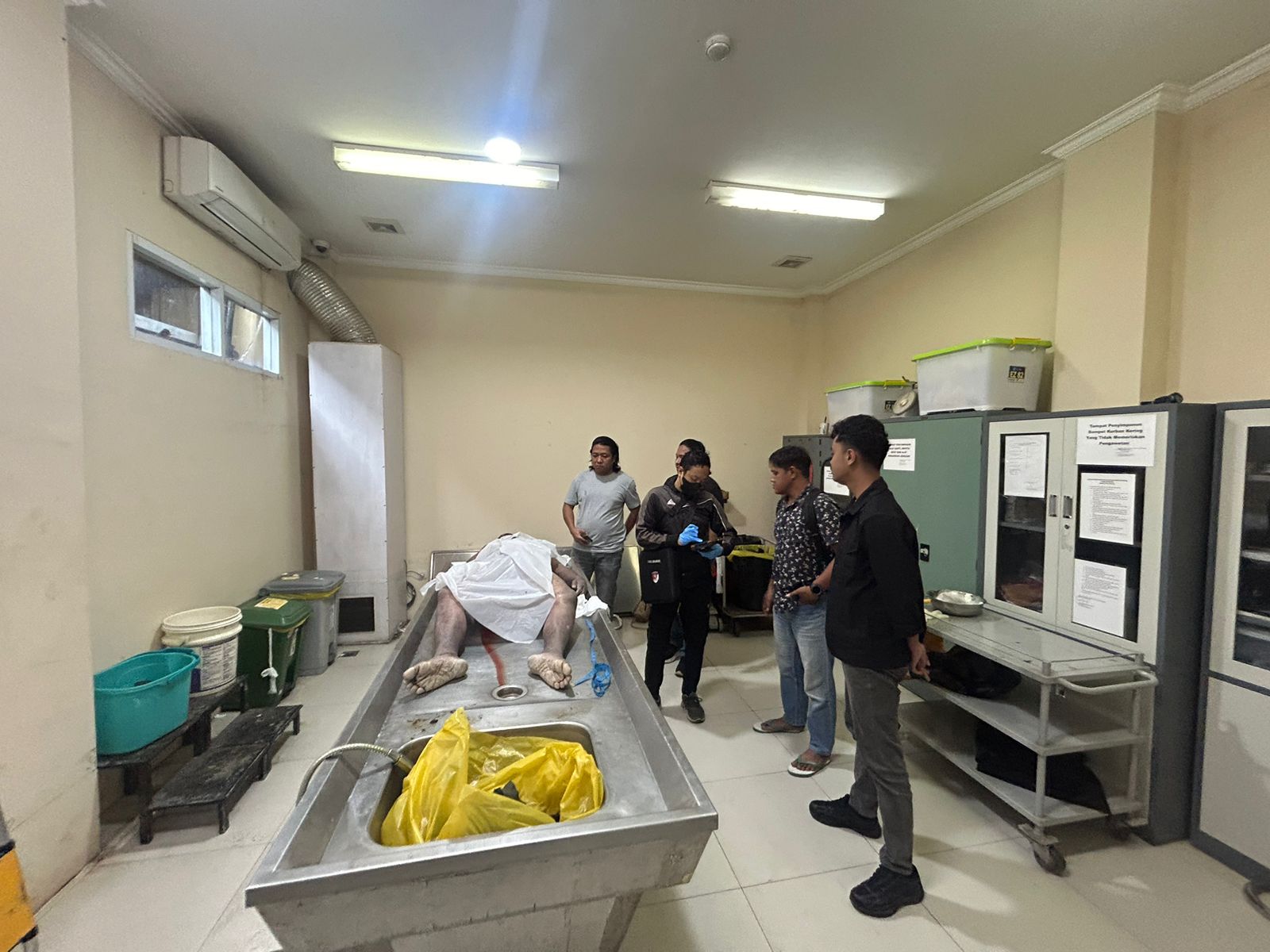 EVAKUASI: Petugas Sat Polairud Polresta Banjarmasin mengevakuasi jenazah korban tenggelam di Sungai Martapura, Jumat (27/3) dini hari. (Foto: Polairud Polresta Banjarmasin) 