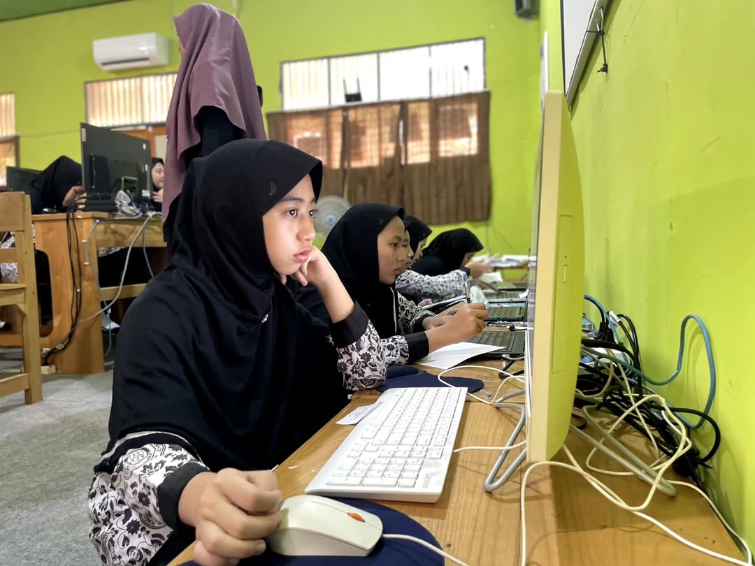 BELAJAR: Siswa SMP Darul Hijrah Puteri saat mengikuti simulasi pelaksanaan TKA beberapa waktu lalu. (SMP DARUL HIJRAH PUTERI)