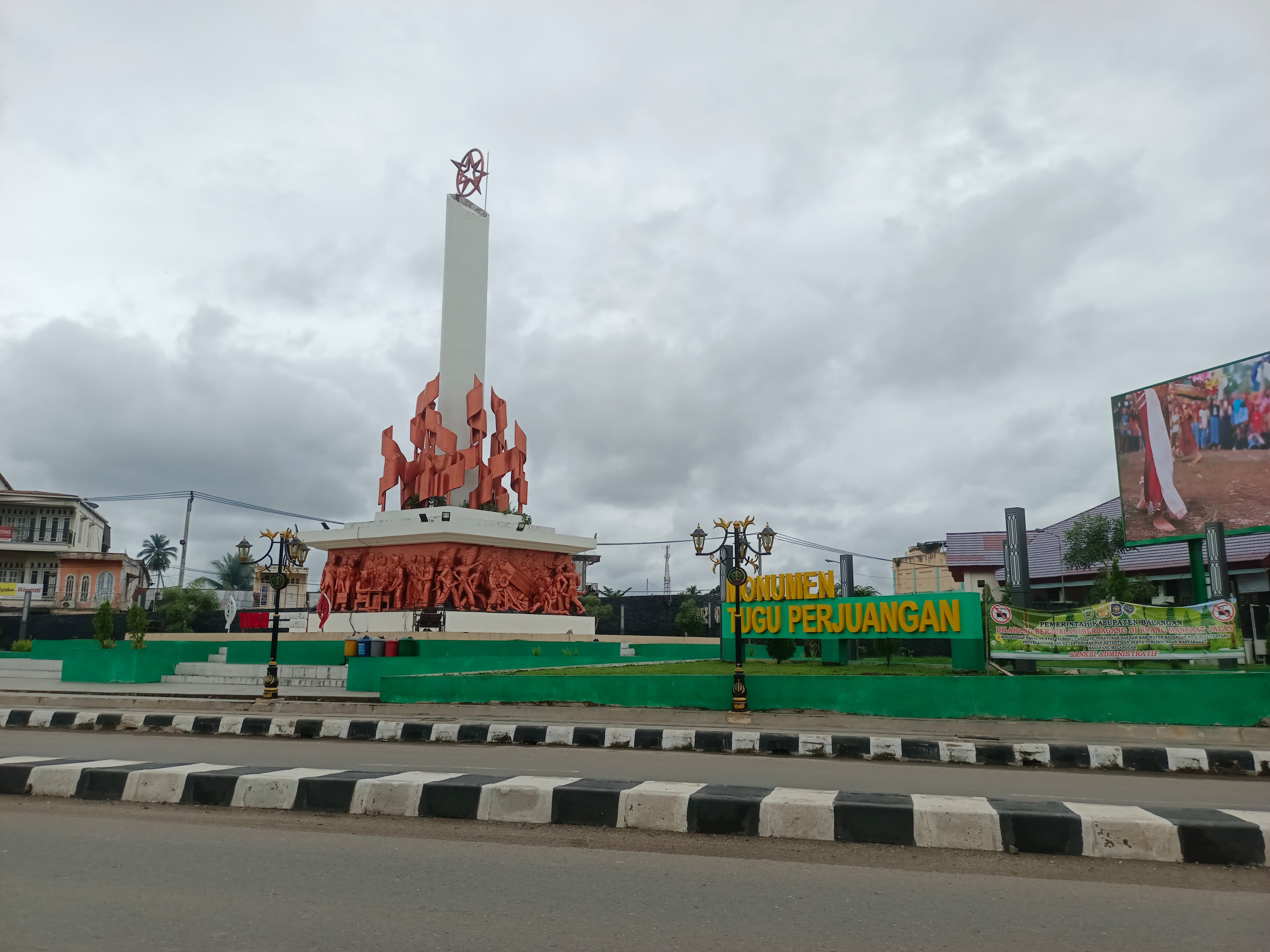 SIMBOL KEMANDIRIAN: Tugu Perjuangan Paringin menjadi saksi transformasi pelayanan publik di Kabupaten Balangan. (M Dirga / Radar Banjarmasin)