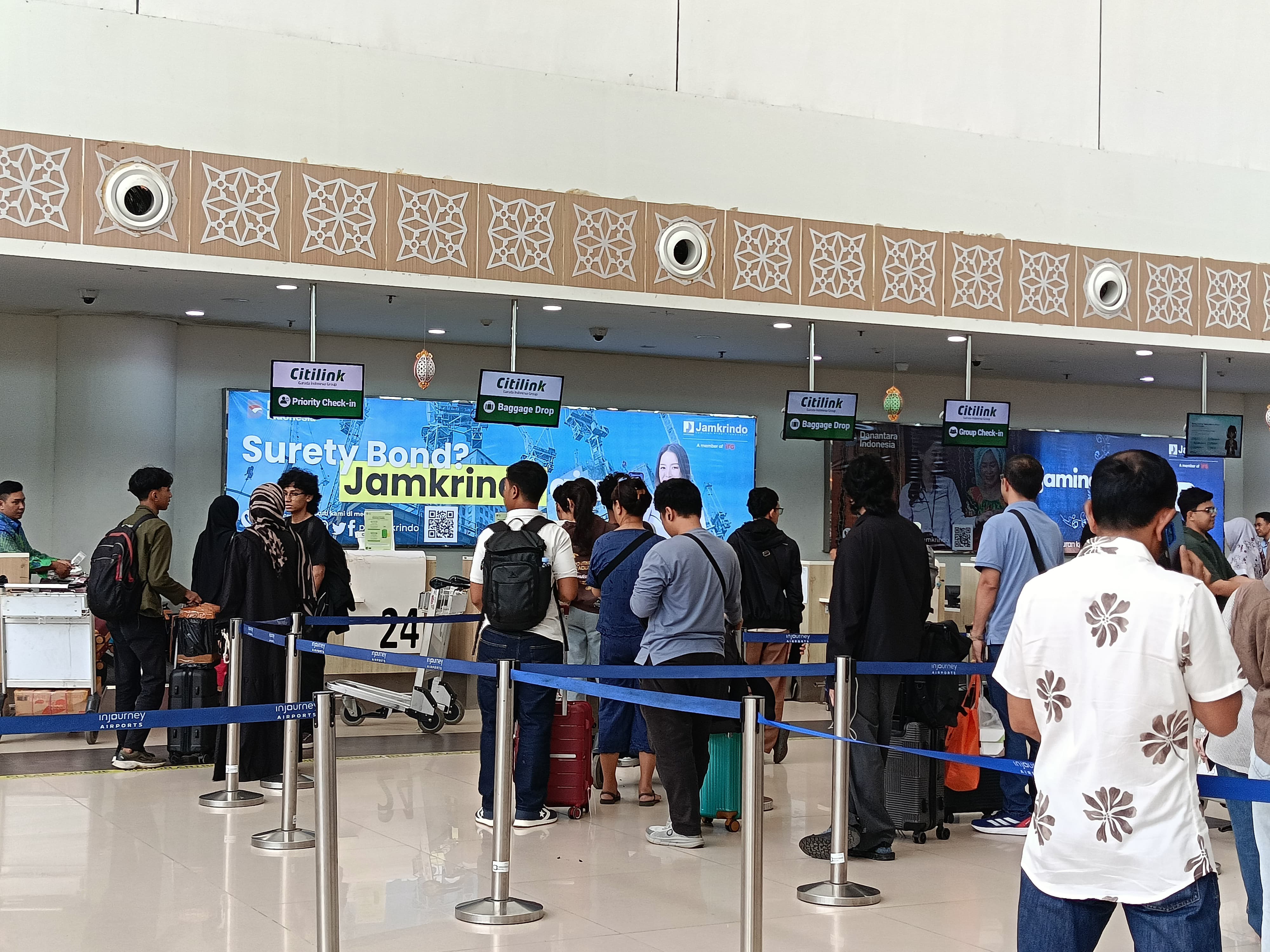 PADAT: Suasana check-in di terminal keberangkatan Bandara Syamsudin Noor.(Sheilla Farazela/ Radar Banjarmasin)