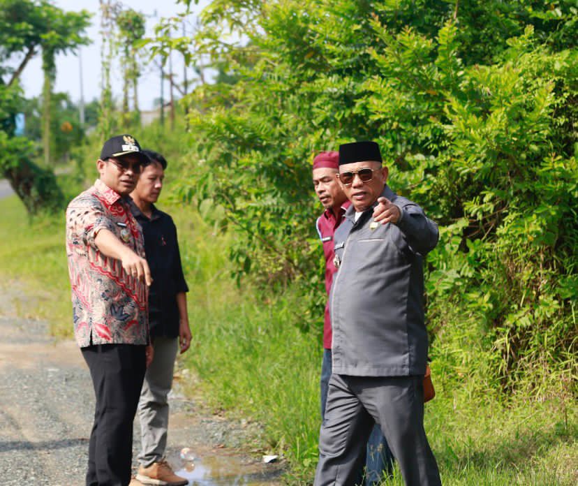 TURUN KE LAPANGAN:Bupati dan Wabup Kotabaru, H Muhammad Rusli dan Syairi Mukhlis memantau langsung ke lokasi jalan rusak yang dikeluhkan warga.