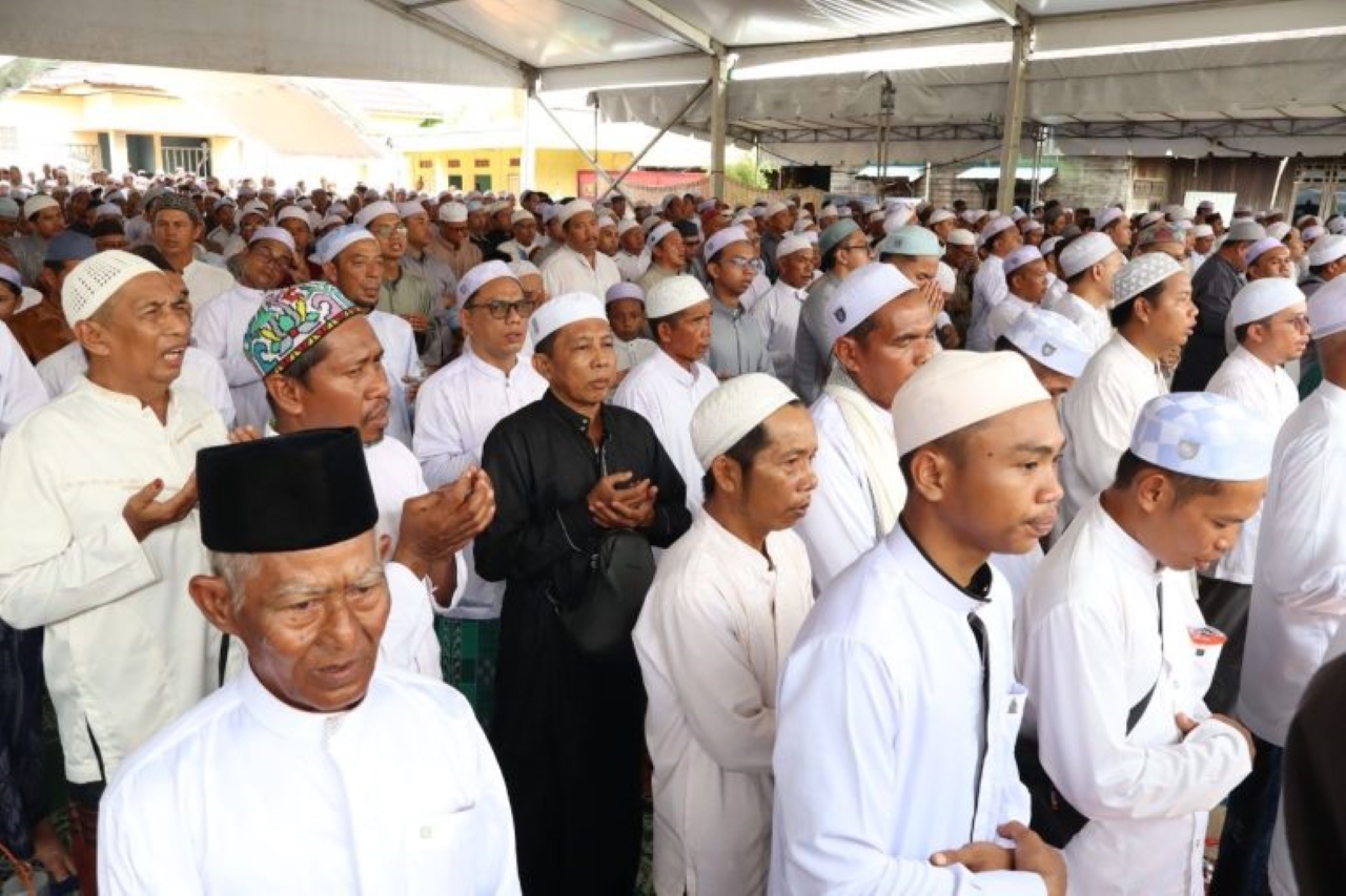 MEMBLUDAK : Ribuan jemaah memadati kawasan Masjid Jami Tuhfaturraghibin, Desa Dalam Pagar Ulu, Kamis (26/3), dalam pelaksanaan Haul ke-220 Datu Kalampayan. 