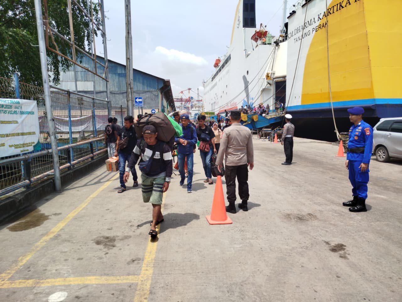 ARUS BALIK: Penumpang kapal laut di Pelabuhan Trisakti Banjarmasin terus berdatangan. Diprediksi terus berlanjut hingga awal April.