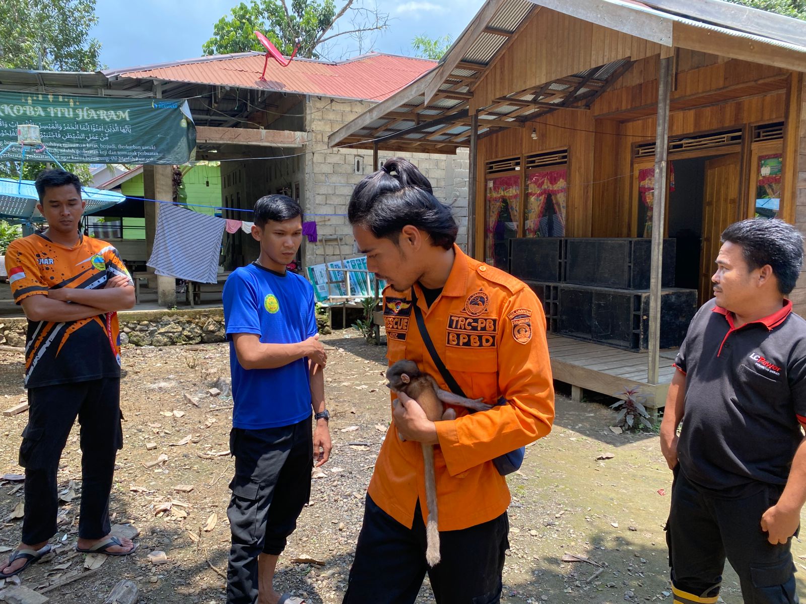 EVAKUASI SATWA:BPBD Balangan saat menyerahkan anak bekantan ke KPH Balangan untuk selanjutnya diserahkan lagi ke BKSDA Kalsel.