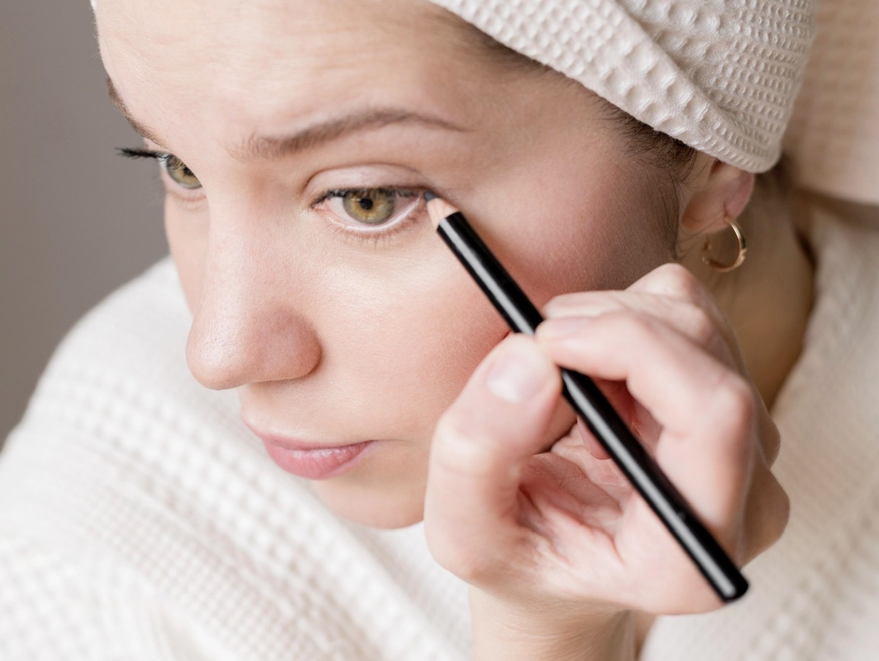 MUDAH: Dengan teknik yang tepat pembuatan eyeliner akan terasa lebih mudah. (Foto: Freepik)