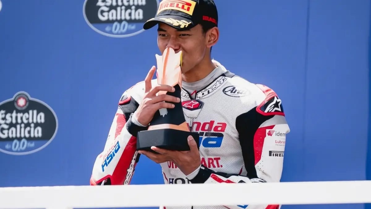 SEJARAH: Veda Ega Pratama merayakan podium ketiga Moto3 Brasil 2026 yang menjadi sejarah baru bagi Indonesia. (Instagram @veda_54)