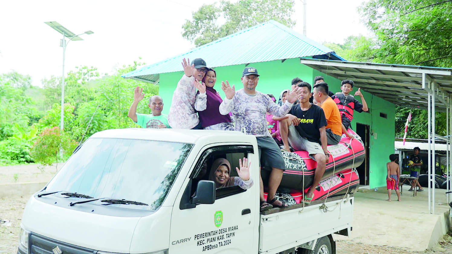 SUSUR SUNGAI: Pengunjung yang ingin susur sungai naik mobil pikap menuju lokasi start.