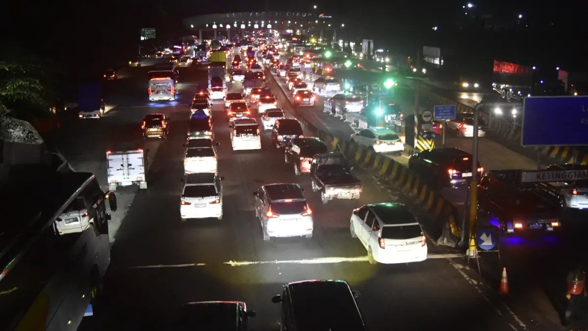 PADAT: Kendaraan pemudik antre memasuki gerbang Tol Cikupa di Kabupaten Tangerang, Banten, Rabu (18/3). Korlantas mengklaim Operasi Ketupat 2026 berjalan sukses (Dery Ridwansah/ Jawa Pos)