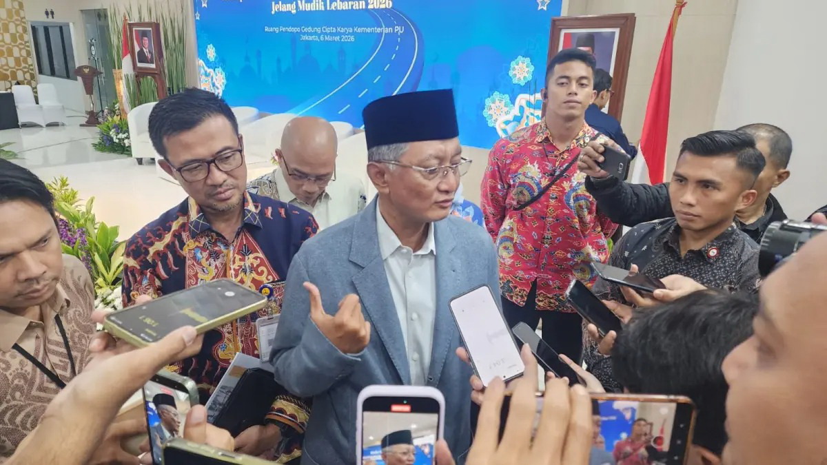 WAWANCARA: Menteri Pekerjaan Umum Dody Hanggodo saat memberi keterangan kepada wartawan di Jakarta. (Ilham Wancoko/Jawa Pos)