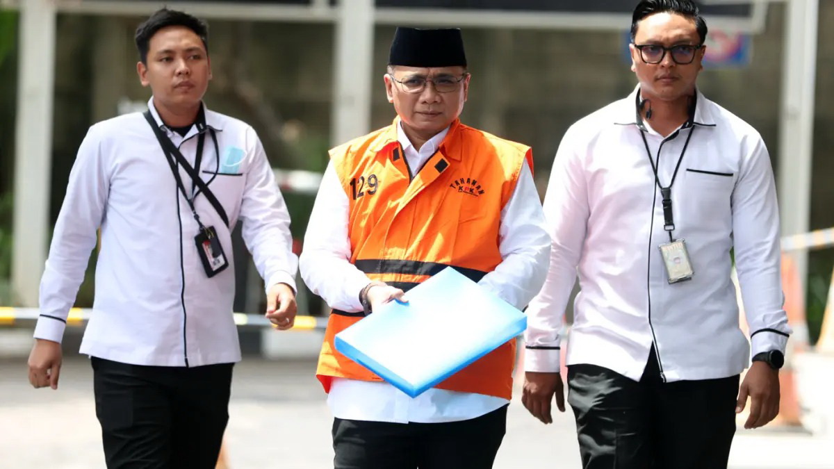 DITAHAN: Tersangka kasus dugaan korupsi Eks Menag Yaqut Cholil Qoumas berjalan menuju ruang pemeriksaan di Gedung Merah Putih KPK, Jakarta, Rabu (25/3).